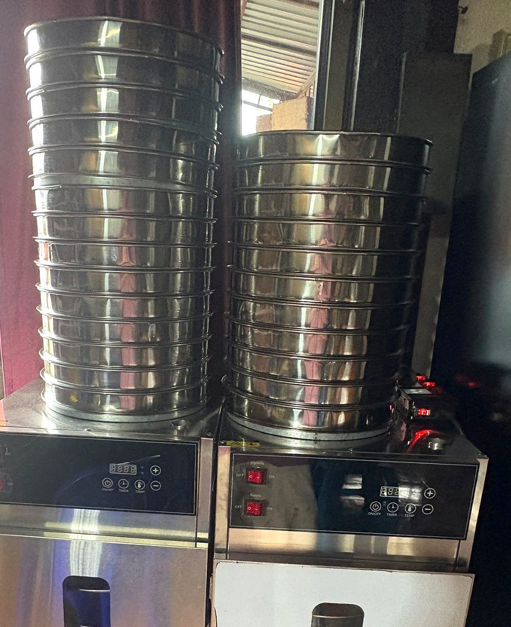 Stacked drying trays and low-temperature cabinets used to dry the flowers whole